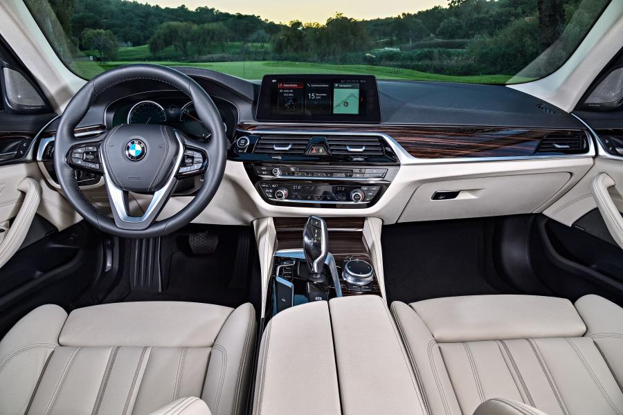 Торпедо BMW 520d Sedan Luxury Line 2017 года  (WW) (фото 2 из 42)